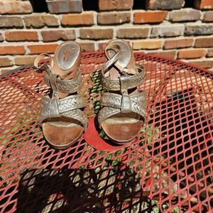 Frye Dolly Woven Gold Size 11